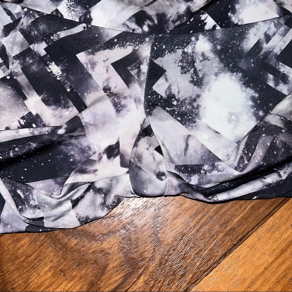 Onzie | Space Galaxy Chevron Leggings - Picture 6 of 8